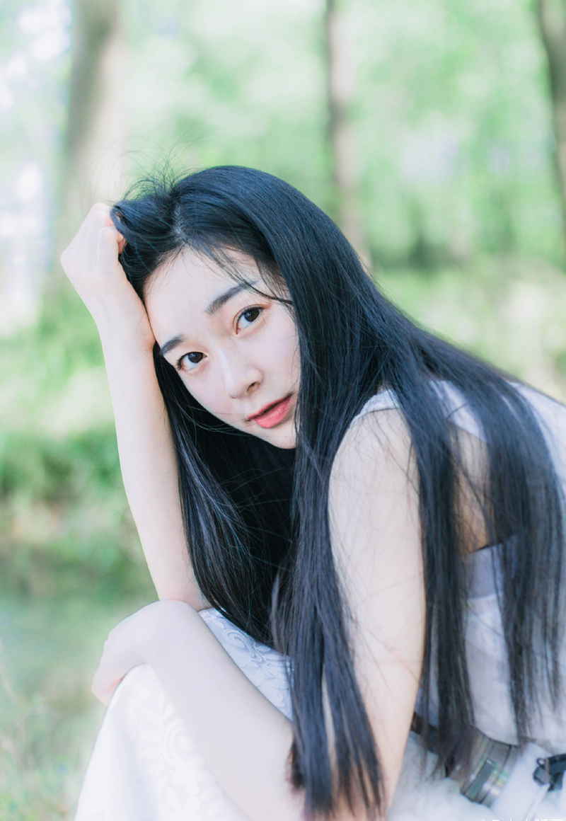 人，不经过长夜的痛哭，是不能了解人生的，我们将这些苦痛当作一种功课和学习，直到有一日真正的感觉成长了时，甚而会感谢这种苦痛给我们的教导。——三毛《亲爱的三毛》